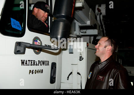 US Air Force Captain Shaun Floersch, Recht, 21. Airlift Squadron, Travis Air Force Base, Kalifornien, Los Angeles Department of Power und Wasser Mitarbeiter Pat Adams spricht, während er darauf wartet, seinen LKW aus eine US Luftwaffe c-17 Globemaster III zur Unterstützung der Hurrikan Sandy Hilfsmaßnahmen am John F. Kennedy International Airport, NY, 4. November 2012 fahren. Militärische Stützpunkte in der ganzen Nation sind in der nordöstlichen Region des Landes zur Wiederherstellung Strom und humanitäre Hilfe zu mobilisieren.  Staff Sgt Matthew Smith Stockfoto