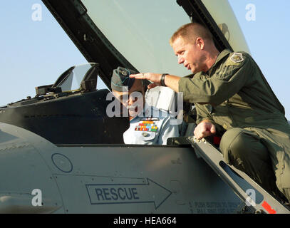 KALAIKUNDA AIR STATION, Indien (AFPN)--indische Luftwaffe bekommt General B.C. Nanjapa sitzen im Cockpit einer f-16 Fighting Falcon, als er und Oberst Rusty Cabot eine Vogelperspektive des Kämpfers Fähigkeiten zu diskutieren. Ein Dutzend f-16 s von Misawa Air Base, Japan, sind hier mit rund 250 US-Flieger von fünf pazifischen Stützpunkten, die Teilnahme an Übung Cope Indien 06. Die Übung soll Beziehungen zu stärken und die Förderung der Interoperabilität zwischen den beiden Ländern Luftstreitkräfte. Oberst Cabot ist der Truppen-Kommandant hier.  Captain John Redfield) Stockfoto