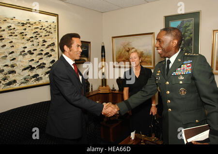 US Army General William Ward, Recht, Kommandeur des US Africa Command, trifft sich mit Botswana Vice President, Ian Khama, links, während die Generäle Besuch in Gaborone, Botswana, 3. Dezember 2007. US-Botschafter in Botswana, Katherine Canavan zusieht.  Techn. Sgt Nic Raven Stockfoto