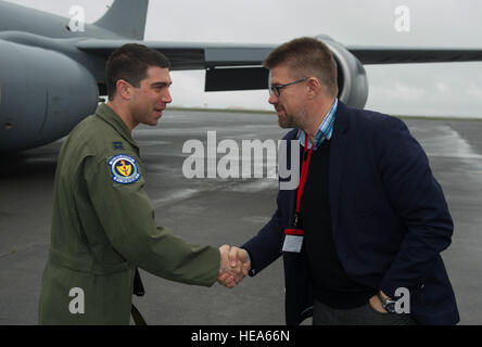 KEFLAVIK, Island--Captain Mike Gargano, 48. Air Expeditionary Gruppe KC-135 Stratotanker Pilot grüßt Isländisch Minister für auswärtige Angelegenheiten Gunnar Sveinsson während seines Besuchs in Keflavik International Airport 27. Mai 2014. Der Minister besuchte Flughafen hautnah an die US-Mission der isländischen Air Policing derzeit passiert es. Techn. Sgt. Benjamin Wilson)(Released) Stockfoto