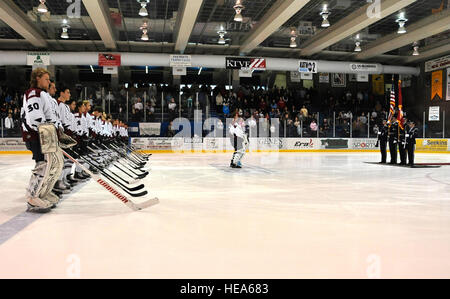 Mitglieder von Fairbanks Ice Dogs Line-up bei der Vorstellung der Farben von der Ehrengarde Eielson Air Force Base in militärischen Wertschätzung Nacht an der Big Dipper Arena, 30. März 2012, Fairbanks, Alaska durchgeführt. Mehr als 2.000 Menschen besuchte das Spiel Fairbanks-basierte militärische Mitglieder zu Ehren. Stockfoto