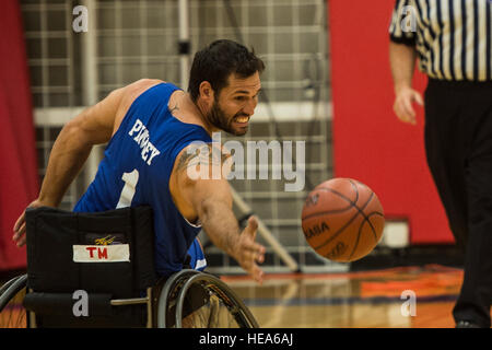 Luftwaffe Athlet Ryan Pinney beteiligt sich an Rollstuhl-Basketball während der 2014 Krieger Spiele, Colorado Springs, Colorado, Okt. 1. Die Krieger Spiele besteht aus Athleten aus in das Department Of Defense, die im Paralympischen Stil Events für ihre jeweiligen militärischen Zweig. Das Ziel der Spiele ist, markieren Sie das unbegrenzte Potenzial der Krieger durch Leistungssport zu helfen.  Staff Sgt Stephany Richards / veröffentlicht) Stockfoto