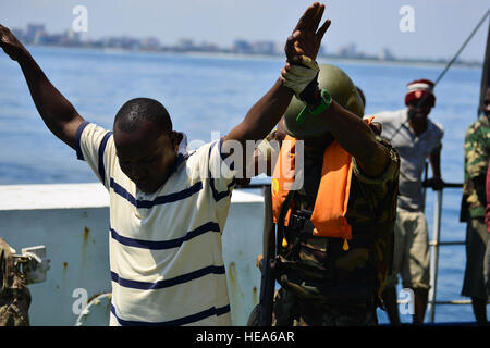 Eine bewaffnete Kräfte für die Verteidigung von Mosambik Internat Teammitglied sucht einen simulierten illegale Fischer während der Übung Cutlass Express 2013. Übung Cutlass Express 2013 ist eine multinationale maritime Übung in den Gewässern vor Ostafrika zur Verbesserung der Zusammenarbeit, taktisches Know-how und Informationsaustausch Praktiken unter Ostafrika Seestreitkräfte, maritime Sicherheit und Sicherheit in der Region zu erhöhen.  Techn. Sgt Chad Thompson) Stockfoto