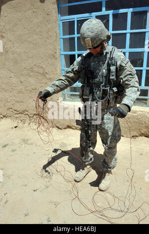 Armee Sgt. Scott Canupp, Ghazni Provincial Reconstruction Team Sicherheit Kräfte sammelt mögliche Draht in improvisierten Sprengkörpern verwendet während einer Mission, Juni 12-Mitglied. Die Sicherheit Kräfte Mitglieder sind aus South Carolina Army National Guard und Ghazni PRT-Mitglieder während der Missionen von unschätzbarem Wert Sicherheit gewähren. Sgt. Canupp stammt ursprünglich aus Laurens, S.C., und nach vorn in Ghazni, Afghanistan bereitgestellt. Stockfoto