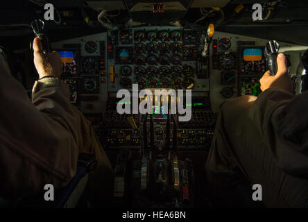 Major Jeff Ballenski und 1st Lt. Nicholas Hoogervorst, 340. Expeditionary Air Refueling Squadron, KC-135 Stratotanker Piloten fliegen einer Boeing KC-135 Stratotanker während einer Betankung in der Luft-Mission über Ostafghanistan, 16. August 2014. Ballenski ist gebürtiger Loveland, Colorado, und Hoogervorsts Heimatstadt ist Phoenix, Arizona, beide werden bereitgestellt von der 22. Air Refueling Wing, McConnell Air Force Base in Kansas.  Staff Sgt. Vernon jungen Jr.) Stockfoto