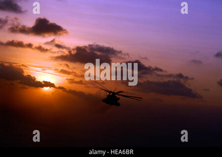 Ein US Marinekorps CH-53 Sea Stallion, zugewiesene Marine schwere Helo Geschwader 464, basierend auf der Marine Corps Air Station, Jacksonville, NC, bereitet aus einer US-Air Force HC-130, zugeordnet der 71. Expeditionary Suche und Rettung Geschwader auf Moody Air Force Base, Georgia, während in der Luft Betanken Operationen mit kombiniert Joint Task Force-Horn von Afrika zu tanken. (US Air Force Photo/techn. Sgt. Jeremy T. Lock) Stockfoto