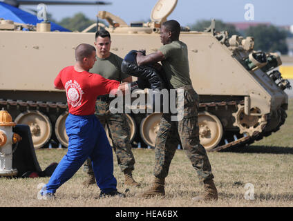 Jüngsterer Sohn Dylan Beckham, Neshoba Central High School Junior Marine ROTC, Philadelphia, Frl., und Pfc. Jerry Dorvil, MacDill Marine Ablösung, demonstrieren Marine Corps Martial-Arts-Taktik mit Hilfe von Sgt. Angel Gonzalez, MacDill Marine ablösen, (Mitte), während der konstituierenden Mississippi gemeinsame Service-Junior ROTC alle Bohrer Wettbewerb 15. November 2014, MacDill Air Force Base, Frl. Recruiting Stände und statische Displays, einschließlich Militärfahrzeuge , Ausrüstung und ein Flugzeug waren die Kadetten während des Wettbewerbs zur Verfügung.  Kemberly Groue Stockfoto