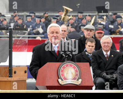 Pennsylvania Gouverneur Tom Corbett befasst sich das Publikum bei seiner Einweihung während eine kombinierten Band, bestehend aus Mitgliedern der 28. Division Band und der Air National Guard Band von der Mid-Atlantic griffbereit im Hintergrund sitzt. Die Einweihung fand am 18. Januar 2011 statt auf den Stufen des Capitol Complex in Harrisburg, PA. Die Band wurde unter der Leitung von Chief Warrant Officer 2 Jeffrey A. Jaworowski und erster Leutnant Joseph R. Denti. Stockfoto