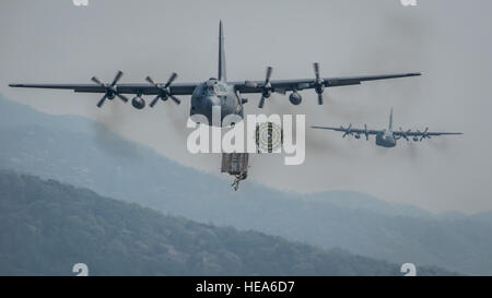 -130 H Hercules Drop Erdbewegungsmaschinen Nutzlasten 18. April 2014, in Südkorea, während des Trainings Max Thunder. Max Thunder ist eine bilaterale Luftverkehrsabkommen Übung zur Verbesserung der Interoperabilität zwischen regionalen Lufttransportmittel während der Einsätze. Die Flugzeuge sind zur Yokota Air Base, Japan zugeordnet. Captain Raymond Geoffroy) Stockfoto