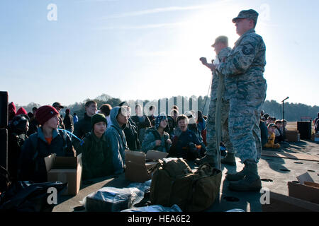 Lehren Sie Lieutenant Colonel Allen Stewart und Master Sgt. Patrick Blackman, 169. Medical Group, einen erste-Hilfe-Kurs, Pfadfinder von Amerika in McEntire Joint National Guard Base, S.C., 3. November 2012. Die Flieger-Demonstration war, bei der die Boy Scouts eine erste-Hilfe-Abzeichen zu verdienen. Die Basis der indischen Gewässern Rat Boy Scouts Camporee gehostet und unterstützt die Veranstaltung mit Army und der Air National Guard statischen Displays, Personalvermittler und Demonstration von medizinischen, Sicherheit, Notfallmanagement und Feuerwehr. (National Guard Staff Sgt Jorge Intriago Stockfoto