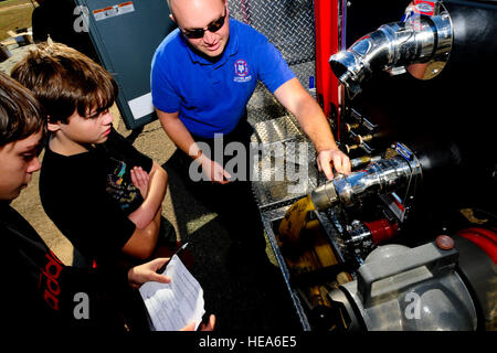 Feuerwehr Jason Dukes, 169. Bauingenieur Feuerwehr demonstriert die Möglichkeiten das Feuerwehrauto zu Boy Scouts of America in McEntire Joint National Guard Base, S.C., 3. November 2012. Herzöge ist Teil der Demonstrationen, Pfadfinder Verdienstabzeichen zu erreichen helfen erklärte er ihnen die Bedeutung des Brandschutzes. Die Basis der indischen Gewässern Rat Boy Scouts Camporee gehostet und unterstützt die Veranstaltung mit Army und der Air National Guard statischen Displays, Personalvermittler und Demonstration von medizinischen, Sicherheit, Notfallmanagement und Feuerwehr. (National Guard Staff Sgt Jorge Intriago Stockfoto