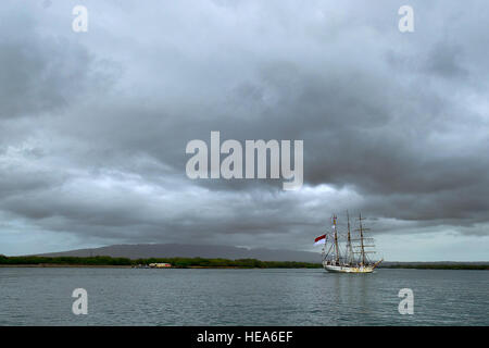 Die indonesische Marine Großsegler KRI Dewaruci kommt auf gemeinsamer Basis Pearl Harbor-Hickam, Hawaii am 29. Februar 2012, für eine kurze Hafen besuchen, während auf dem Weg das US-Festland. Dewaruci begann ihre Kreuzfahrt von Surabaya, Ost-Java, Indonesien, Jan. 14., als Teil der internationalen Operation Sail (Sail) 2012 um die Zweihundertjahrfeier der Krieg von 1812 zu gedenken. Stockfoto