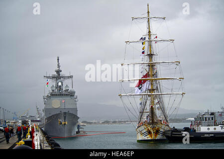 Die indonesische Marine Großsegler, KRI Dewaruci kommt auf gemeinsamer Basis Pearl Harbor-Hickam, Hawaii, 29. Februar 2012, für einen kurzen Port Besuch während Enroute den USA Festland. Dewaruci begann ihre Kreuzfahrt von Surabaya, Ost-Java, Indonesien Jan. 14., als Teil der internationalen Operation Segeln 2012 um die Zweihundertjahrfeier der Krieg von 1812 zu gedenken. Stockfoto