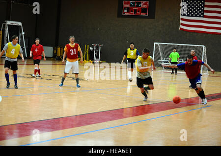 US-Flieger Carl Miller, richtig, mit der 52. Kraft Support Squadron, versucht, während der Hallenfußball-Meisterschaft im Skelton-Memorial-Fitness-Center auf Spangdahlem Air Base, Deutschland, 12. Juni 2012 an Verteidiger Captain Mike Krestyn, ein Pilot mit dem 81. Fighter Squadron, vorbeizukommen.  Airman 1st Class Matthew B. Fredericks Stockfoto