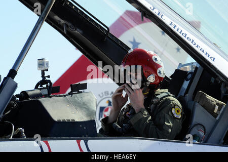 IndyCar-Fahrer j.r. Hildebrand, sichert seine Maske vor dem Start für seine Thunderbird f-16 Fighting Falcon-Flug auf der Nellis Air Force Base in Nevada, 11. Oktober 2011. Hildebrand, wer die Nummer vier Nationalgarde für Panther Racing fährt wird in der IZOD IndyCar World Championship auf dem Las Vegas Motor Speedway konkurrieren. Staff Sgt Larry E. Reid Jr., veröffentlicht) Stockfoto