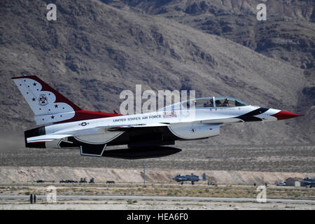 Captain Nicholas Holmes, Thunderbird 4, Slot-Pilot und IndyCar Treiber j.r. Hildebrand, zieht in die f-16 Fighting Falcon auf der Nellis Air Force Base in Nevada, 11. Oktober 2011. Hildebrand, wer die Nummer vier Nationalgarde für Panther Racing fährt wird in der IZOD IndyCar World Championship auf dem Las Vegas Motor Speedway konkurrieren. Staff Sgt Larry E. Reid Jr., veröffentlicht) Stockfoto