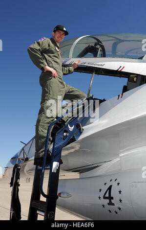 IndyCar-Fahrer j.r. Hildebrand stellt mit seinem Namen vor dem Start für seine Thunderbird f-16 Fighting Falcon auf der Nellis Air Force Base in Nevada, 11. Oktober 2011. Hildebrand, wer die Nummer vier Nationalgarde für Panther Racing fährt wird in der IZOD IndyCar World Championship auf dem Las Vegas Motor Speedway konkurrieren. Staff Sgt Larry E. Reid Jr., veröffentlicht) Stockfoto