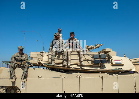 US-Armee Soldaten der Firma C, 2. Bataillon, 505. Fallschirm-Infanterie-Regiment, 3rd Brigade Combat Team, 82nd Airborne Division, sitzen mit einem irakischen Armee Soldaten auf einen M1 Abrams-Panzer am Camp Taji, Irak, 10. März 2015. Soldaten der irakischen Armee sind Soldaten der US-Armee taktisches Training erhalten, damit sie sich besser vorbereiten können, wenn sie in Nordirak gegen Da'ish bereitstellen.    Senior Airman James Richardson/AFCENT/PAReviewed) Stockfoto