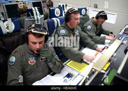 Major Tim Hart, Captain Curtis Knighten und Captain James Garza durchführen Luftraumüberwachung und Befehls- und Vorgänge von einer e-3 Sentry. Die Mitglieder der 960th in der Luft Air Control Squadron bereiten sich auf eine Heiligabend Santa Tracking-Mission. Luftgestützte Frühwarn- und Kontrolle Systeme Besatzungen bieten zusätzliche Überwachung im Rahmen der Operation nur Claus. Staff Sgt. Stacy Fowler) Stockfoto