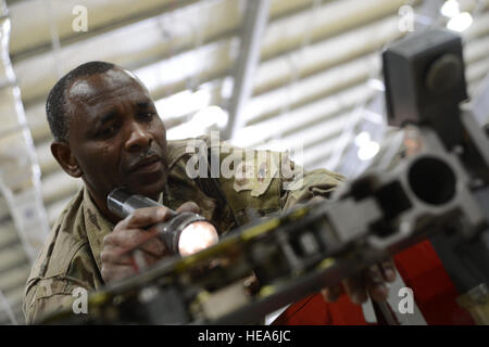 US Air Force Master Sgt. Hosea Goldsmith, ein Eingeborener von Montgomery, Alabama, und aktuell zugewiesene 455. Air Expeditionary Maintenance Squadron sucht das defekte in einem Rack Bombe während einer Inspektion hier 16. Mai 2014. Goldschmied stellt sicher, dass die Bombe Zahnstangen in gutem Zustand sind, untersuchen sie alle 54 Monate. Goldsmith's Air National Guard Einheit ist von 187. Kämpfer-Flügel in Alabama eingesetzt.  Cohen A. Young Stockfoto