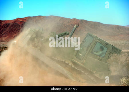 US Marine Corps MCT (mittlere Planierraupe) Bulldozer mit 1. Bataillon, 4. Marine Regiment, vom Camp Pendleton, Kalifornien, schafft einen Tank defensive kämpfen Position 10. Februar 2015, während integrierte Übung 2-15 im Marine Corps Air Ground Combat Center (MCAGCC) Twentynine Palms, Kalifornien MCAGCC relevanten Leben Feuer kombinierte Waffen training, führt urbane Operationen und Gelenk/Koalition Integration Ebene Training, das fördert die operativen Kräfte bereit.  Techn. Sgt. Daniel St. Pierre Stockfoto