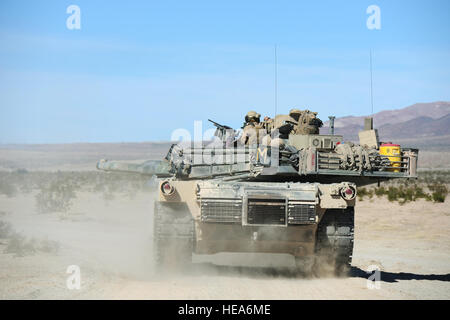 Ein US-Marine Corps M1A1 Abrams, 1. Panzerbataillon, Firma D, Marine Corps Air Boden bekämpfen Mitte Twentynine Palms (MCAGCC), Kalifornien, Manöver zu einem Objektiv 12. Februar 2015, während integrierte Übung 2-15 auf MCAGCC. MCAGCC leitet relevant Leben Feuer kombinierte Waffen Ausbildung, städtische Betriebe und Gelenk/Koalition Integration Ebene Ausbildung, die Einsatzkräfte Bereitschaft fördert.  Techn. Sgt. Daniel St. Pierre Stockfoto