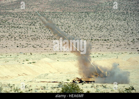 Ein M58-MICLIC des U.S. Marine Corps feuert während der integrierten Trainingsübung 2-15 bei MCAGCC Twentynine Palms eine Sprengladung ab, um die Einsatzbereitschaft zu verbessern. Stockfoto