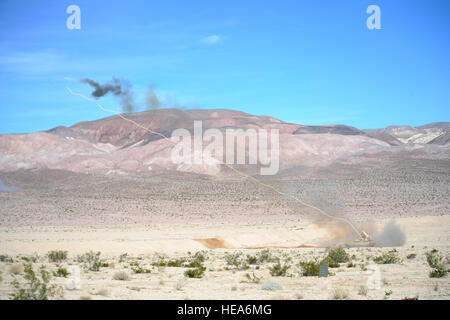 Eine M58 Mine Clearing Line Charge (MICLIC) des U.S. Marine Corps explodiert während der integrierten Trainingsübung 2-15 in MCAGCC Twentynine Palms, Kalifornien, als Teil von Live-Fire-, Stadt- und Koalitionstrainings für Einsatzbereitschaft. Stockfoto