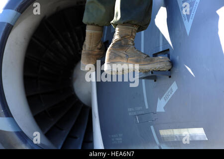 U.S. Marine Corps Lance Cpl. Blake Mullins, Marine Angriff Geschwader 214, Marine Corps Air Station, Yuma, Arizona, bereitet ein AV-8 b Harrier auf Start während integrierte Übung 2-15 im Marine Corps Air Ground Combat Center (MCAGCC) Twentynine Palms, Kalifornien, 17. Februar 2015. MCAGCC führt relevant Leben Feuer kombinierte Waffen training, urbane Operationen und Gelenk/Koalition Integration Ebene Training, das fördert die operativen Kräfte Bereitschaft.  Techn. Sgt. Daniel St. Pierre Stockfoto