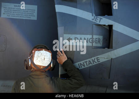 U.S. Marine Corps Lance Cpl. Blake Mullins, Marine Angriff Geschwader 214, Marine Corps Air Station, Yuma, Arizona, bereitet ein AV-8 b Harrier auf Start während integrierte Übung 2-15 im Marine Corps Air Ground Combat Center (MCAGCC) Twentynine Palms, Kalifornien, 17. Februar 2015. MCAGCC führt relevant Leben Feuer kombinierte Waffen training, urbane Operationen und Gelenk/Koalition Integration Ebene Training, das fördert die operativen Kräfte Bereitschaft.  Techn. Sgt. Daniel St. Pierre Stockfoto