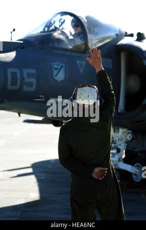 U.S. Marine Corps Lance Cpl. Blake Mullins, Marine Angriff Geschwader 214, Marine Corps Air Station, Yuma, Arizona, signalisiert Generalmajor Casey Elam in ein AV-8 b Harrier für Vorflugkontrollen während integrierte Übung 2-15 im Marine Corps Air Ground Combat Center (MCAGCC) Twentynine Palms, Kalifornien, 17. Februar 2015. MCAGCC führt relevant Leben Feuer kombinierte Waffen training, urbane Operationen und Gelenk/Koalition Integration Ebene Training, das fördert die operativen Kräfte Bereitschaft.  Techn. Sgt. Daniel St. Pierre Stockfoto