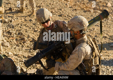 US-Marines mit 1. Bataillon, 4. Marinen vom Camp Pendleton, Kalifornien, bereiten Sie eine Shoulder-Launched Mehrzweck-Sturmgewehr Feuer während der Teilnahme an einem Zug Angriff Event während integrierte Übung 2-15 im Marine Corps Air Boden bekämpfen Center Twentynine Palms (MCAGCC), Kalifornien, 25. Januar 2015. MCAGCC führt relevant Leben Feuer kombinierte Waffen training, urbane Operationen und Gelenk/Koalition Integration Ebene Training, das fördert die operativen Kräfte Bereitschaft.  Techn. Sgt. Matthew Smith Stockfoto