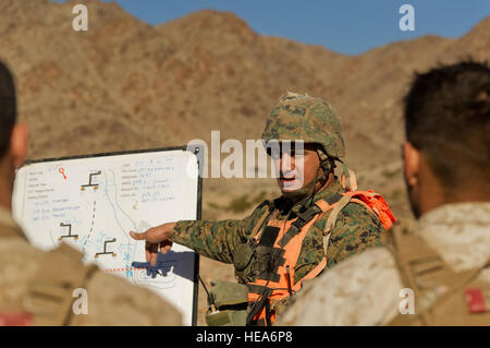 US Marine Corps Gunnery Sgt. Jose Trejo, Nachbesprechung Infanterie-Einheit Führer, taktisches Training Übung Kontrollgruppe, Marine Corps Air Ground Combat Center Twentynine Palms (MCAGCC) führt eine Zug während integrierte Übung 2-15 in MCAGCC, Kalifornien, 25. Januar 2015. MCAGCC führt relevant Leben Feuer kombinierte Waffen training, urbane Operationen und Joint/Koalition Integration Ebene Training, das fördert die operativen Kräfte Bereitschaft.  Techn. Sgt. Matthew Smith Stockfoto