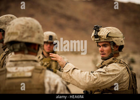 US Marine Corps 1st Lt. Tim Toomey, platoon Commander, 1. Bataillon 4. Marines, Waffen Company, 81 mm Platoon, Camp Pendleton, Kalifornien, briefs seinen Plan 26. Januar 2015, während integrierte Übung 2-15 im Marine Corps Air Boden bekämpfen Center Twentynine Palms (MCAGCC), Kalifornien MCAGCC leitet relevant Leben Feuer kombinierte Waffen Ausbildung, städtische Betriebe und Joint/Koalition Integration Ebene Training, das fördert die operativen Kräfte bereit.  Airman 1st Class Matthew L. Garcia Stockfoto