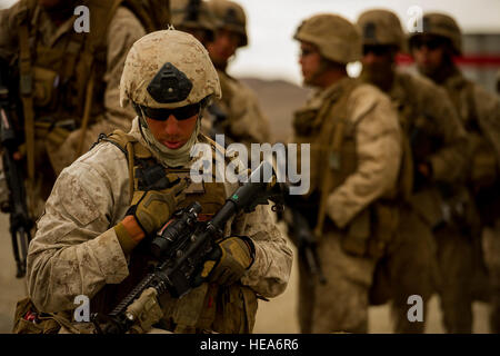 US Marinekorps Sgt. Dalton Anonsen, 2. Bataillon, 3. Marines, Echo Kompanie 1. Zug, Kaneohe Bay auf Hawaii Radios an einer Stelle berichten 26. Januar 2015, während integrierte Übung 2-15 auf der Marine Corps Air Boden bekämpfen Mitte Twentynine Palms (MCAGCC), Kalifornien, MCAGCC führt relevant Leben Feuer kombinierte Waffen training, urbane Operationen und Joint/Koalition Integration Ebene Training, das fördert die operativen Kräfte Bereitschaft.  Airman 1st Class Matthew L. Garcia Stockfoto