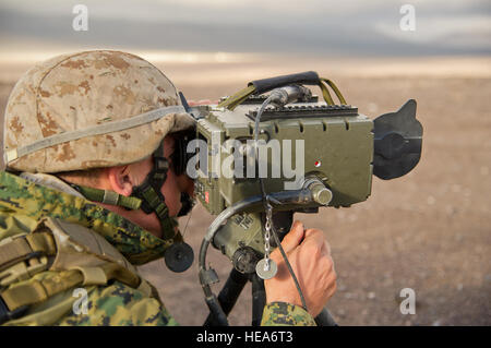 US Marine Corps Cpl. Al Benney, 2. Bataillon, 3. Marines, Echo Kompanie Kaneohe Bay auf Hawaii verwendet einen tragbares Leichtgewicht Designator Entfernungsmesser, um Auswirkungen von Artillerie zu beobachten, während der Teilnahme an eine Koordinationsübung Feuer Unterstützung während integrierte Training Übung 2-15 im Marine Corps Air Boden bekämpfen Center Twentynine Palms (MCAGCC), Kalifornien, 27. Januar 2015. MCAGCC führt relevant Leben Feuer kombinierte Waffen training, urbane Operationen und Joint/Koalition Integration Ebene Training, das fördert die operativen Kräfte Bereitschaft.  Techn. Sgt. Matthew Smith Stockfoto