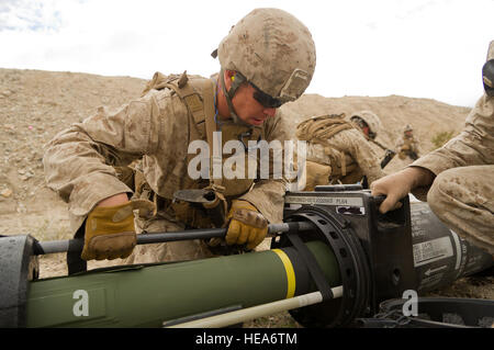 U.S. Marine Corps Lance Cpl. Zachary Lauritzen, schleppen Schütze, 1. Bataillon, 4. Marines, Waffen Company, kombiniert Anti Rüstung Team Camp Pendleton, Kalifornien, führt eine Pre-Kampf Prüfung auf einem Speerwurf Schulter abgefeuert Anti-Tank Flugkörper während der Teilnahme an einer Luft Angriff Kurs Veranstaltung während integrierte Übung 2-15 in Twentynine Palms Marine Corps Air Boden bekämpfen Center (MCAGCC), Calif., 31. Januar 2015. MCAGCC leitet relevant Leben Feuer kombinierte Waffen Ausbildung, städtische Betriebe und Joint/Koalition Integration Ebene Ausbildung, die Einsatzkräfte Bereitschaft fördert.  Techn. Sgt. Matthew S Stockfoto