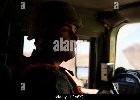 U.S. Marine Lance Cpl. Dominic J. Pavelko, Kraftverkehr Operator, taktisches Training Übung Kontrollgruppe, Marine Corps Air Boden bekämpfen Mitte Twentynine Palms (MCAGCC), Kalifornien, betreibt einen Humvee während integrierte Übung 2-15 bei MCAGCC, 2. Februar 2015. MCAGCC führt relevant Leben Feuer kombinierte Waffen Ausbildung, städtische Betriebe und Gelenk/Koalition Ebene Integration Ausbildung fördert operativen Kräfte bereit.  Staff Sgt Amy F. Picard Stockfoto