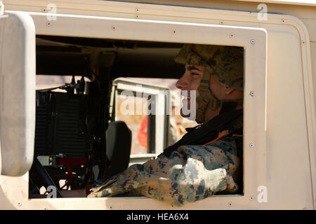 U.S. Marine Lance Cpl. Dominic J. Pavelko, Kraftverkehr Operator, taktisches Training Übung Kontrollgruppe, Marine Corps Air Ground Combat Center Twentynine Palms (MCAGCC)-Kalifornien, betreibt einen Humvee während integrierte Übung 2-15 im Marine Corps Air Boden bekämpfen Center Twentynine Palms (MCAGCC), 2. Februar 2015. MCAGCC führt relevant Leben Feuer kombinierte Waffen training, urbane Operationen und Joint/Koalition Integration Ebene Training, das fördert die operativen Kräfte Bereitschaft.  Staff Sgt Amy F. Picard Stockfoto