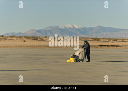 U.S. Marine Corps Lance Cpl. Christopher Davidson, Flugzeug Mechaniker, Marine Angriff Geschwader 214, schwarze Schafe, Marine Corps Air Station, Yuma, Arizona, verwendet eine Rampe Vakuum während der Durchführung ein Fremdkörper Schäden gehen während integrierte Übung 2-15 im Marine Corps Air Boden bekämpfen Center Twentynine Palms (MCAGCC), Kalifornien, 4. Februar 2015. MCAGCC führt relevant Leben Feuer kombinierte Waffen training, urbane Operationen und Joint/Koalition Integration Ebene Training, das fördert die operativen Kräfte Bereitschaft.  Techn. Sgt. Matthew Smith Stockfoto