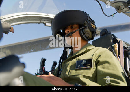 U.S. Marine Corps Lance Cpl. Miguel Nieves, Avionik Techniker, Marine Light Attack Helicopter Squadron 169, Vipern, Camp Pendleton, Kalifornien, Betrieb Kontrollen ein Helm montiert-Anblick-Display-System innerhalb einer AH-1Z Viper Hubschrauber während integrierte Übung 2-15 im Marine Corps Air Boden bekämpfen Center Twentynine Palms (MCAGCC), Kalifornien, 4. Februar 2015. MCAGCC führt relevant Leben Feuer kombinierte Waffen training, urbane Operationen und Joint/Koalition Integration Ebene Training, das fördert die operativen Kräfte Bereitschaft.  Techn. Sgt. Matthew Smith Stockfoto