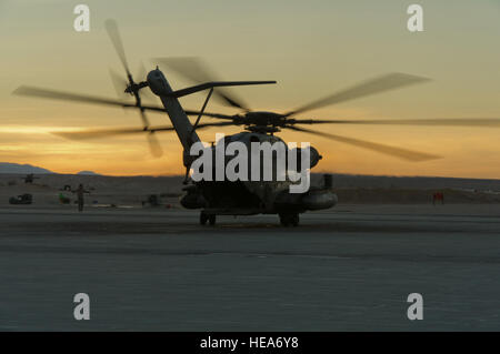 Ein US-Marinekorps CH-53E Hubschrauber mit schweren Hubschrauber-Geschwader 462, Marine Corps Air Station Miramar, Kalifornien, Taxis auf der Flightline während integrierte Übung 2-15 im Marine Corps Air Boden bekämpfen Center Twentynine Palms (MCAGCC), Kalifornien, 4. Februar 2015. MCAGCC führt relevant Leben Feuer kombinierte Waffen training, urbane Operationen und Joint/Koalition Integration Ebene Training, das fördert die operativen Kräfte Bereitschaft.  Techn. Sgt. Matthew Smith Stockfoto