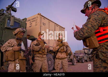 US-Marines zugewiesen 1. Tank Battalion, Delta Company, ein mobilisiert Operationen Kursereignis kurze von Marine, taktisches Training Übung Kontrollgruppe zugewiesen erhalten, beide gelegen im Marine Corps Air Boden bekämpfen Center Twentynine Palms (MCAGCC), Kalifornien, während integrierte Übung 2-15 bei MCAGCC, Calif., 5. Februar 2015. MCAGCC führt relevant Leben Feuer kombinierte Waffen training, urbane Operationen und Joint/Koalition Integration Ebene Training, das fördert die operativen Kräfte Bereitschaft.  Staff Sgt Heather Cozad Staley Stockfoto