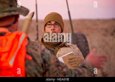 U.S. Marine Corps Lance Cpl. Van George, 1. Bataillon, Delta Panzerkompanie, zugewiesen erhält ein mobilisiert Operationen Kursereignis kurze von Marine, taktisches Training Übung Kontrollgruppe zugewiesen, beide gelegen im Marine Corps Air Boden bekämpfen Center Twentynine Palms (MCAGCC), Kalifornien, während integrierte Übung 2-15 bei MCAGCC, Calif., 5. Februar 2015. MCAGCC führt relevant Leben Feuer kombinierte Waffen training, urbane Operationen und Joint/Koalition Integration Ebene Training, das fördert die operativen Kräfte Bereitschaft.  Staff Sgt Heather Cozad Staley Stockfoto