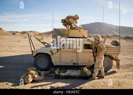 US-Marines und ein US-Marine Hospitalman, alle zugewiesenen 1. Tank Battalion, Delta Company, Marine Corps Air Ground Combat Center Twentynine Palms (MCAGCC), Kalifornien, Teilnahme in einem simulierten Unfall-Szenario während integrierte Übung 2-15 bei MCAGCC, Calif., 5. Februar 2015. MCAGCC leitet relevant Leben Feuer kombinierte Waffen Ausbildung, städtische Betriebe und Joint/Koalition Ebene Integration, Ausbildung, fördert die operativen Kräfte Bereitschaft.  Staff Sgt Heather Cozad Staley Stockfoto