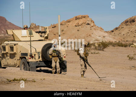 US-Marines zugewiesen 1. Tank Battalion, Delta Company, Marine Corps Air Boden bekämpfen Mitte Twentynine Palms (MCAGCC), Kalifornien, führen fegt mit einem kompakten Metalldetektor während eines mobilisiert Operationen Kurs zur Unterstützung der integrierten Übung 2-15 bei MCAGCC, Calif., 5. Februar 2015. MCAGCC leitet relevant Leben Feuer kombinierte Waffen Ausbildung, städtische Betriebe und Joint/Koalition Ebene Integration, Ausbildung, fördert die operativen Kräfte Bereitschaft.  Staff Sgt Heather Cozad Staley Stockfoto