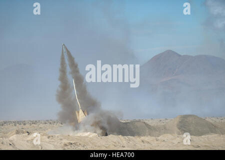 Ein US-Marine Corps Assault Breacher enfernt detoniert M58 Mine Clearing Aufpreis während einer mechanisierten Hindernisbahn zur Unterstützung der integrierten Übung 2-15 im Marine Corps Air Boden bekämpfen Center Twentynine Palms (MCAGCC), Calif., 6. Februar 2015. MCAGCC führt relevant Leben Feuer kombinierte Waffen training, urbane Operationen und Joint/Koalition Integration Ebene Training, das fördert die operativen Kräfte Bereitschaft.  Staff Sgt Amy F. Picard Stockfoto