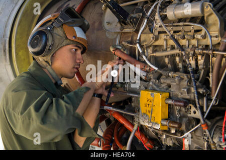 US Marine Corps Lance Cpl. Cody Saavedrasmith, Marine schwere Hubschrauber-Geschwader-462, Marine Corps Station Miramar, Kalifornien, inspiziert die Hydraulikleitungen auf eine CH-53E Super Stallion-Hubschrauber zur Unterstützung der integrierten Übung 2-15 im Marine Corps Air Boden bekämpfen Center Twentynine Palms (MCAGCC), Kalifornien, 7. Februar 2015. MCAGCC führt relevant Leben Feuer kombinierte Waffen training, urbane Operationen und Joint/Koalition Integration Ebene Training, das fördert die operativen Kräfte Bereitschaft.  Staff Sgt Heather Cozad Staley Stockfoto