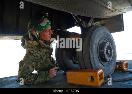 U.S. Marine Corps CPL Zachary Wilcox, Marine schwere Hubschrauber Geschwader (HMH) 462, Marine Corps Station Miramar, Kalifornien, Kontrollen Reifendruck auf eine CH-53E Super Stallion-Hubschrauber zur Unterstützung der integrierten Übung 2-15 im Marine Corps Air Boden bekämpfen Center Twentynine Palms (MCAGCC), Kalifornien, 7. Februar 2015. MCAGCC führt relevant Leben Feuer kombinierte Waffen training, urbane Operationen und Joint/Koalition Integration Ebene Training, das fördert die operativen Kräfte Bereitschaft.  Staff Sgt Heather Cozad Staley Stockfoto