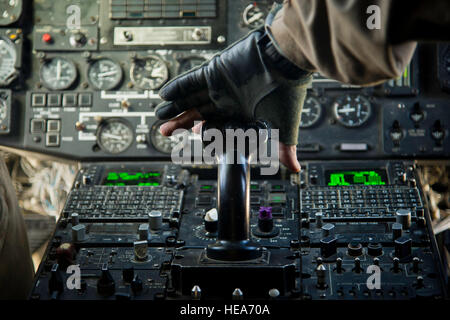 US Marine Corps Captain Christopher Reed, Marine schwere Hubschrauber-Geschwader (HMH) 462, Marine Corps Station Miramar, Kalifornien, führt Vorflugkontrollen auf eine CH-53E Super Stallion-Hubschrauber zur Unterstützung der integrierten Übung 2-15 im Marine Corps Air Boden bekämpfen Center Twentynine Palms (MCAGCC), Kalifornien, 7. Februar 2015. MCAGCC führt relevant Leben Feuer kombinierte Waffen training, urbane Operationen und Joint/Koalition Integration Ebene Training, das fördert die operativen Kräfte Bereitschaft.  Staff Sgt Heather Cozad Staley Stockfoto